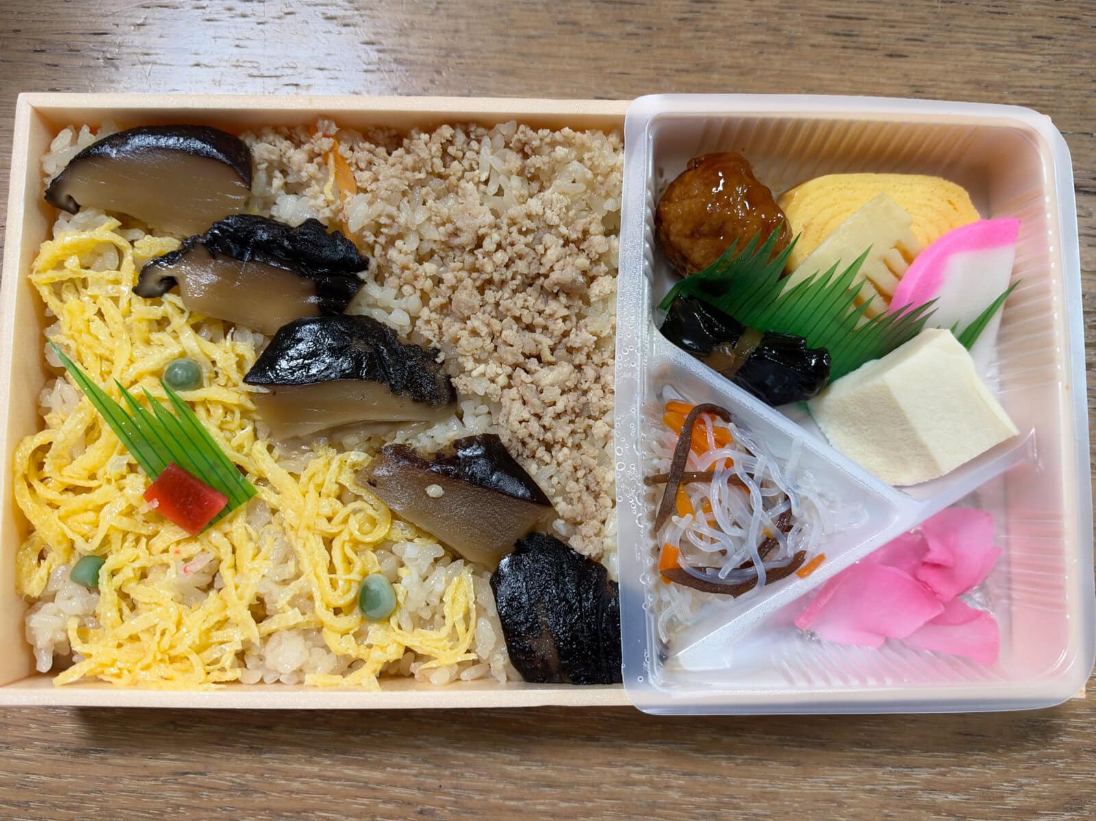 鶏そぼろと錦糸卵、煮椎茸を載せた宮崎名物の椎茸めし