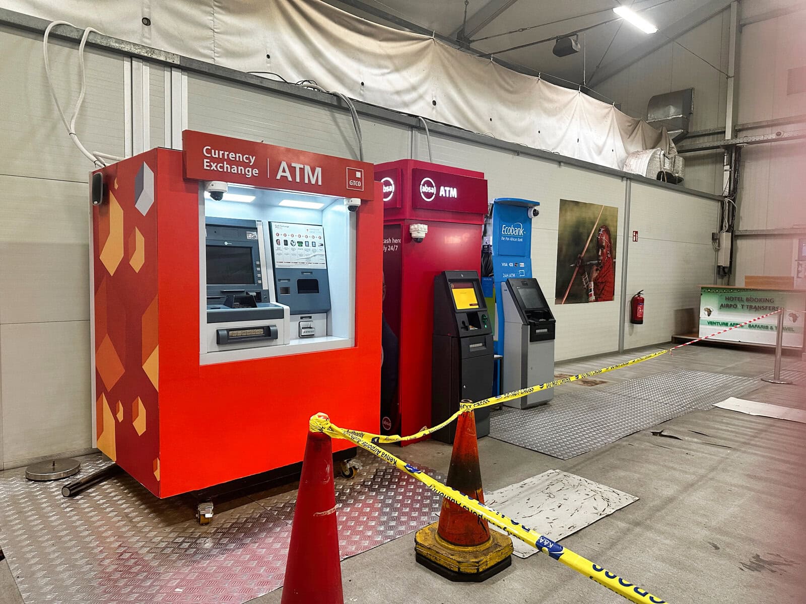 ナイロビ空港の到着ロビーに設置された両替・ATMコーナーとAbsa銀行・EcobankのATM