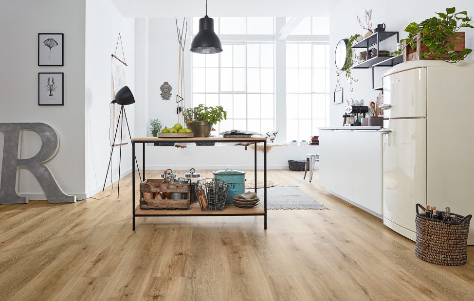 Offene Wohnsituation in der Küche mit einem werkhaus Bodenbelag in Holzdesign. – KI bearbeitet