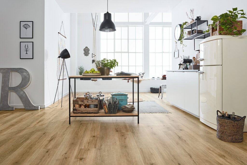 Offene Wohnsituation in der Küche mit einem werkhaus Bodenbelag in Holzdesign. – KI bearbeitet