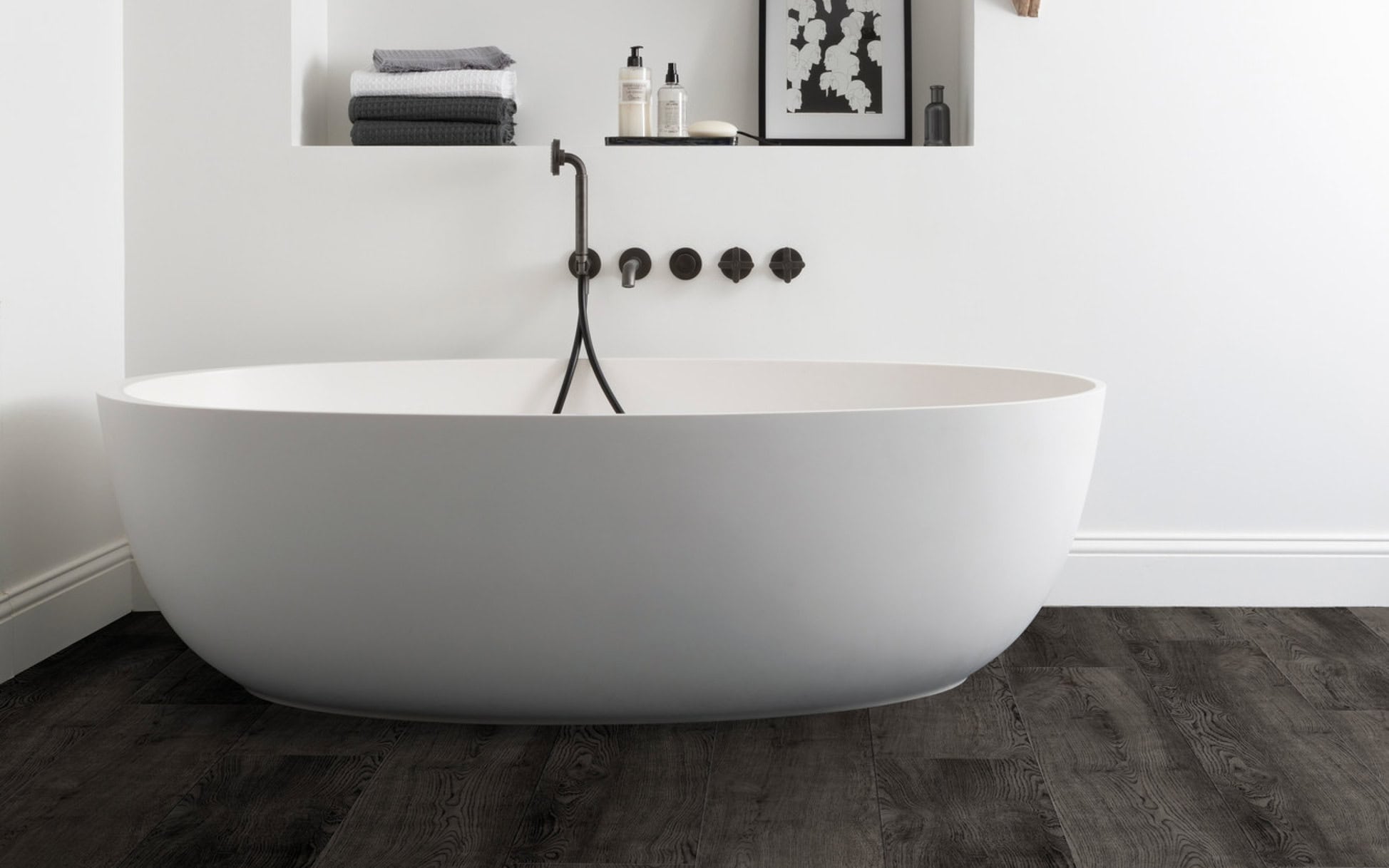 Dunkler werkhaus Designbelag mit einer weißen Badewanne