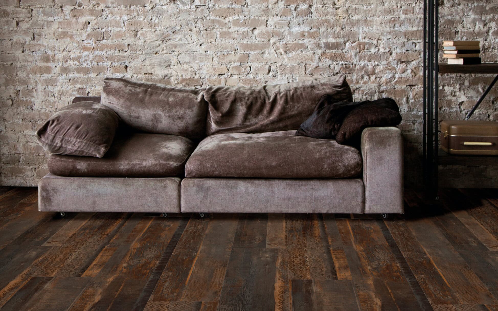 Dunkler werkhaus Designbelag mit einem Samtsofa