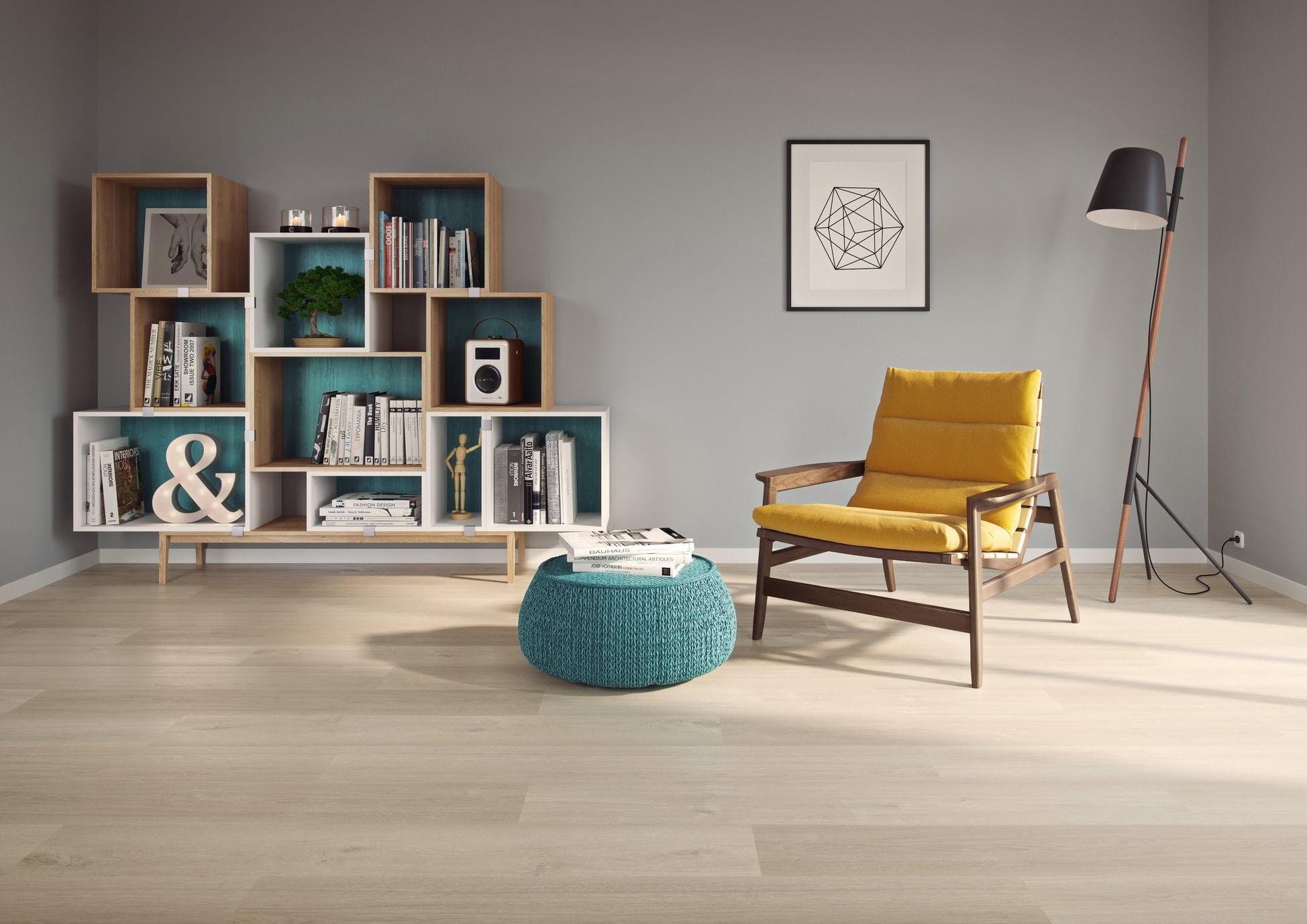 Heller werkhaus Laminatboden in Holzoptik in einem offenen Wohnraum mit gelbem Stuhl.