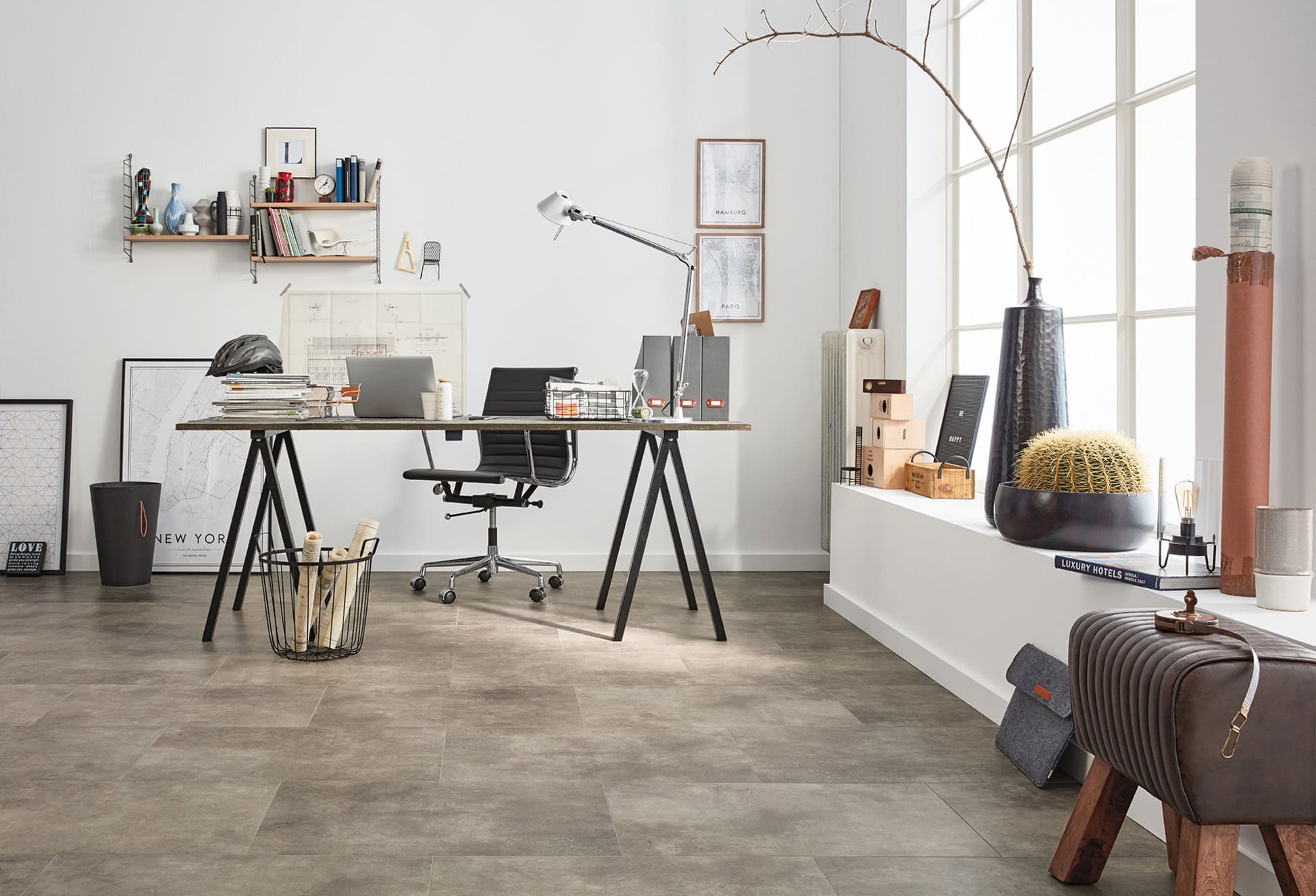 Offener Büroraum mit werkhaus Designbelag in Steinoptik