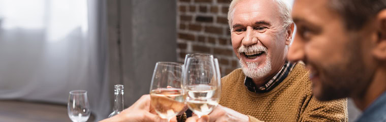 Sauvignon Blanc - omslagsbild med folk som skålar