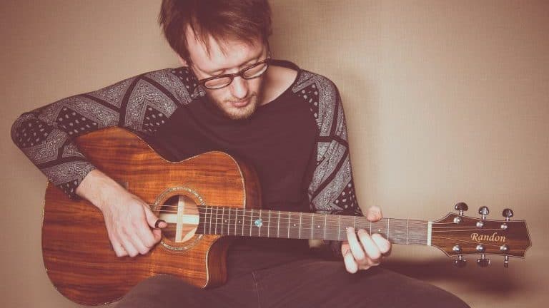 Akustikgitarre oder Konzertgitarre