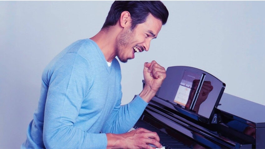 Yamaha flowkey Mann freut sich