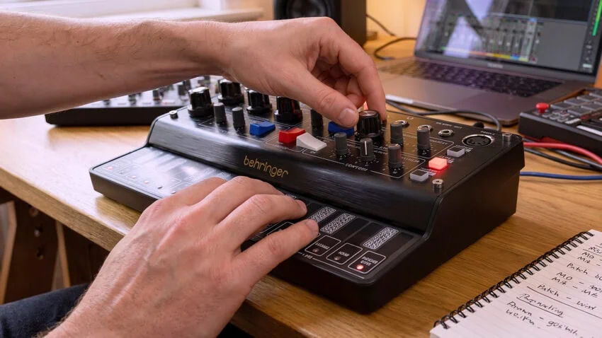 Behringer D MINI Synthesizer