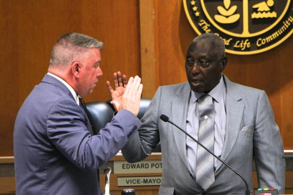 Alachua City Manager Mike DaRoza swears in Mayor Walter Welch. Photo by Lillian Hamman