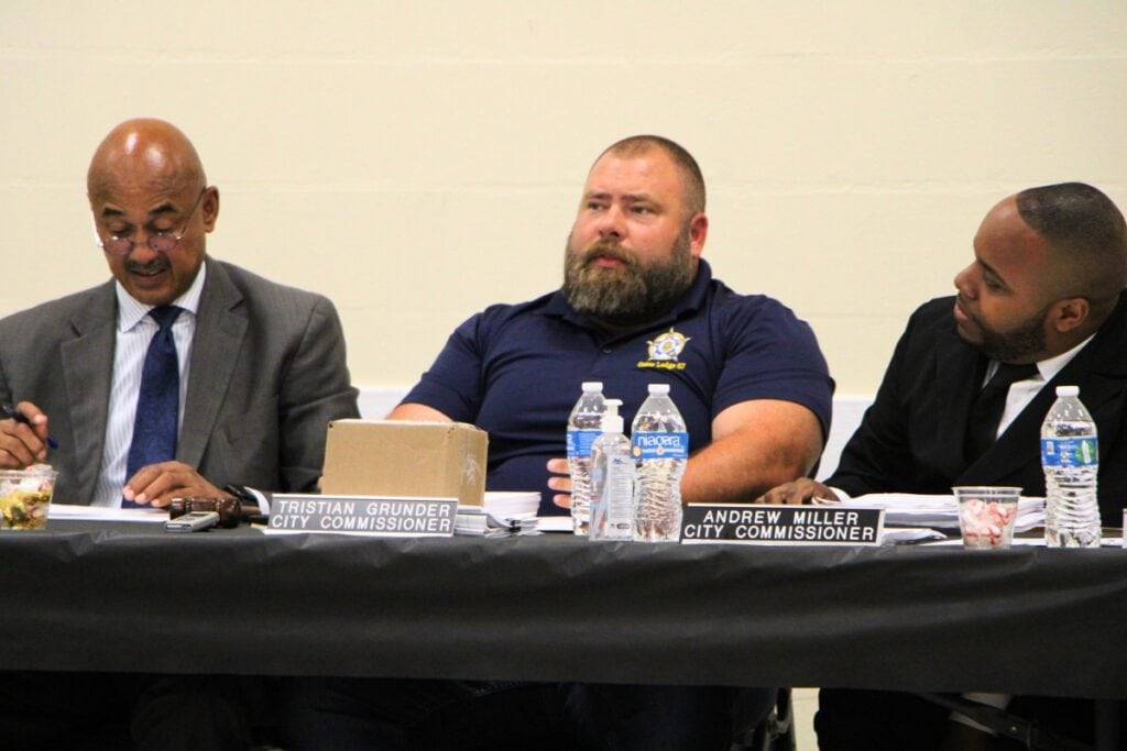 High Springs Mayor Tristan Grunder (center) makes a motion to repeal alcohol ordinance. Photo by Lillian Hamman