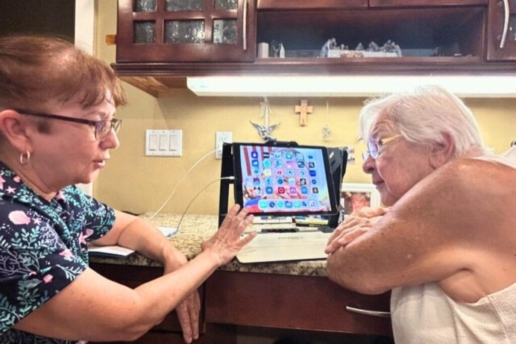 Beverly Bennett explains to Marie Dolan how to use the Voiceover app on her iPad. Photo by Ronnie Lovler