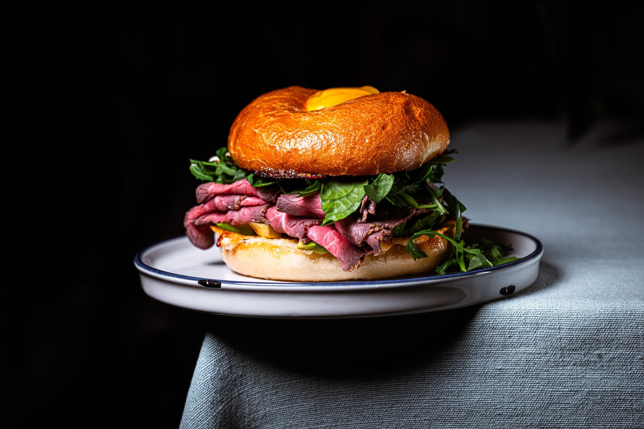 Herzhaftes Frühstück &amp; pikanter Snack: Roastbeef-Bagel