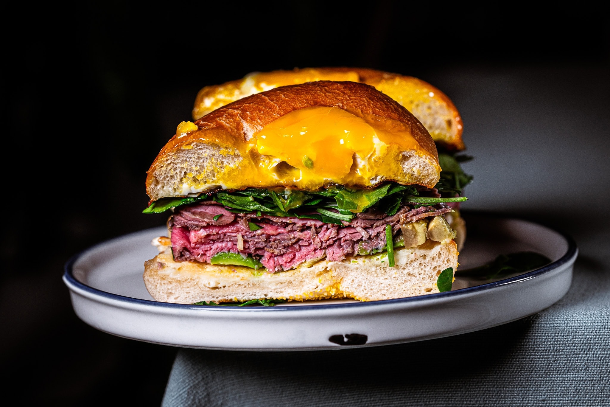 Herzhaftes Frühstück &amp; pikanter Snack: Roastbeef-Bagel