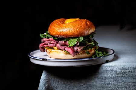 herzhaftes Frühstück Roastbeef Frühstücksbagel