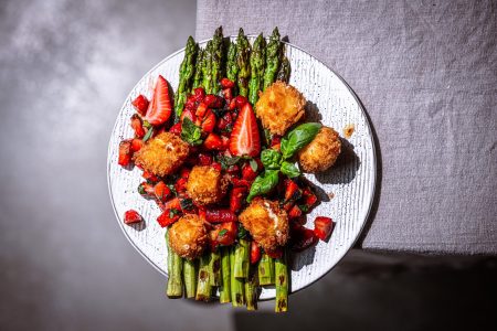 Spargel Erdbeer Salat mit Feta im Bierteig