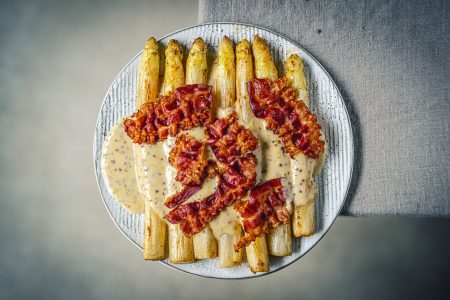 Weißer Spargel mit knusprigem Speck