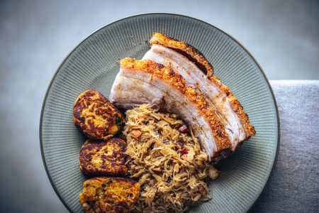 Kümmelbraten mit Sauerkraut & Knödel