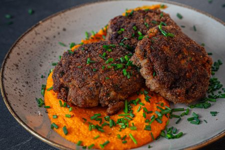 Faschierte Beef Laibchen mit Süßkartoffel Püree