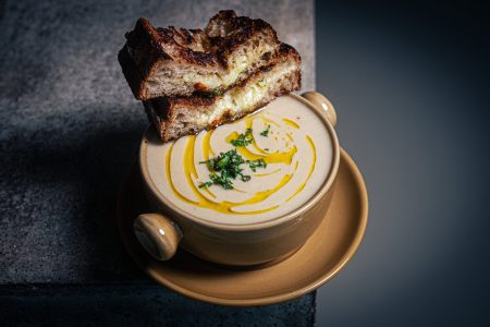Cremige Ofen-Zwiebelsuppe mit Grilled Cheese