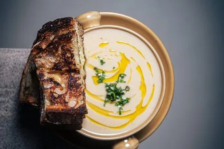 Cremige Ofen-Zwiebelsuppe mit Grilled Cheese