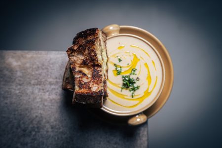 Cremige Ofen-Zwiebelsuppe mit Grilled Cheese