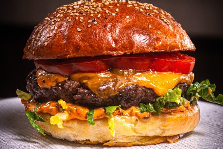 Cheeseburger mit Chili Crunch Mayo & Pickles