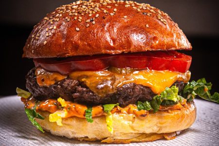 Cheeseburger mit Chili Crunch Mayo & Pickles