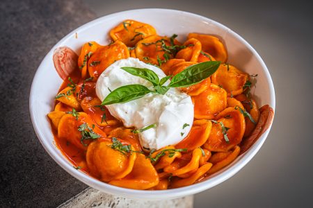 Geröstete Tomatensauce Pasta Pomodoro mit Burrata