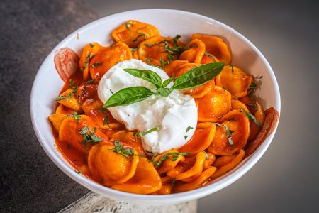Geröstete Tomatensauce Pasta Pomodoro mit Burrata