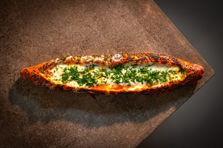 Pide mit Fleisch und Käse