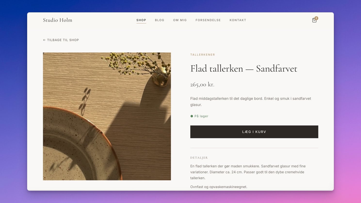 Produktside for en flad tallerken i Studio Holms webshop med "Læg i kurv", pris og lagerstatus