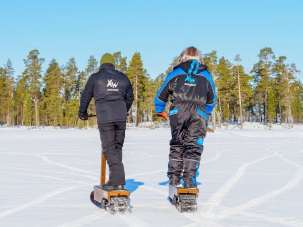 Elektrisches Schneescootern am Inari-See
