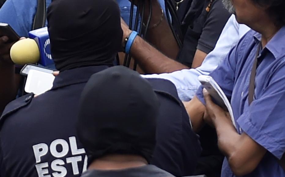 Periodistas mexicanos trabajan durante una protesta de agentes policiales en Chilpancingo, en el estado de Guerrero, el 13 de mayo de 2017.