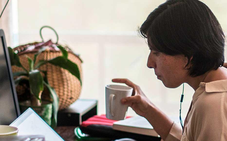 La periodista mexicana Daniela Rea trabajando desde su casa en Ciudad de México, el 18 de abril de 2018.