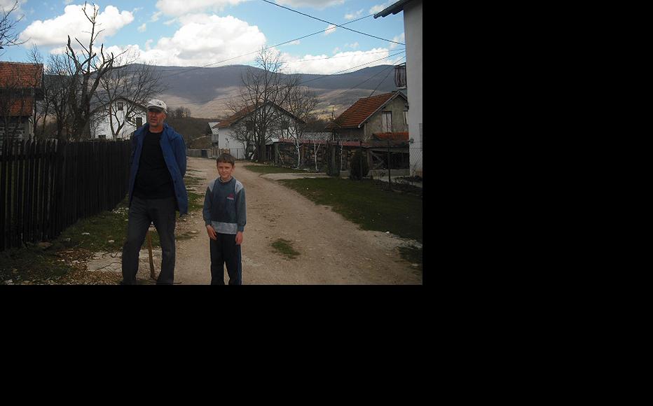 Bosniak Fuad Kovačević with his son. (Photo: IWPR)