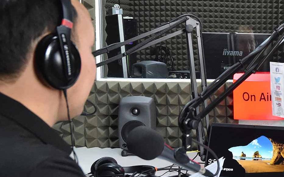 Journalists of Radio Liberty (Azattyk Ynalgysy) work in the bureau in Bishkek on April 28, 2023. - A court in Russia-allied Kyrgyzstan on April 27, 2023 ordered the closure of the local branch of US-funded Radio Free Europe/Radio Liberty, which criticised the "outrageous" ruling. Award-winning Radio Azattyk is a prominent outlet in the Central Asian country that regularly reports on opposition groups and investigates alleged corruption. © VYACHESLAV OSELEDKO/AFP via Getty Images