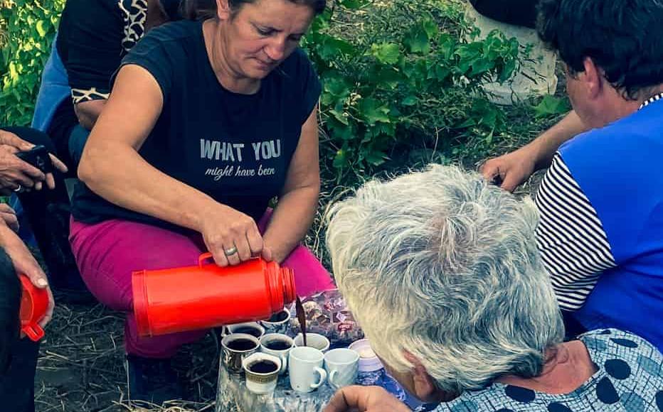 The coffee breaks in the vineyards are an opportunity to recover energy and unload tension: the awareness of being so close to the borderline never leaves the locals.