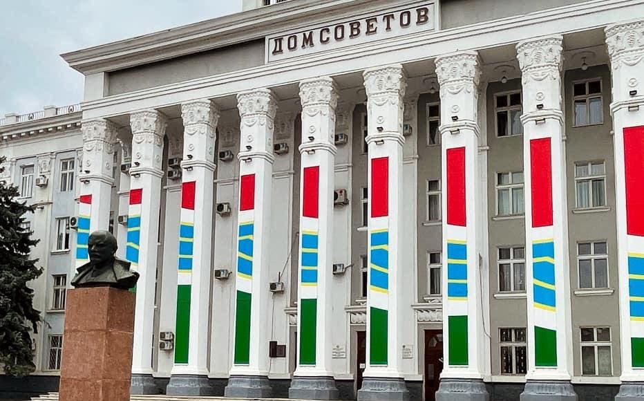 A bust of Lenin sits in front of the House of Soviets, one of Tiraspol’s landmarks and home to the city’s de facto local authorities. Built in the 1950s, the four-storey building features a massive ten-column portico.