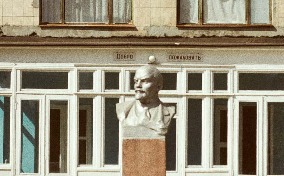 A bust of Lenin in front of an administrative building in Tiraspol, with the territory’s red-green-red flag. Featuring a golden hammer and sickle, it was the official flag of the Moldovan Soviet Socialist Republic until the fall of the USSR and was adopted by the region in 2000.