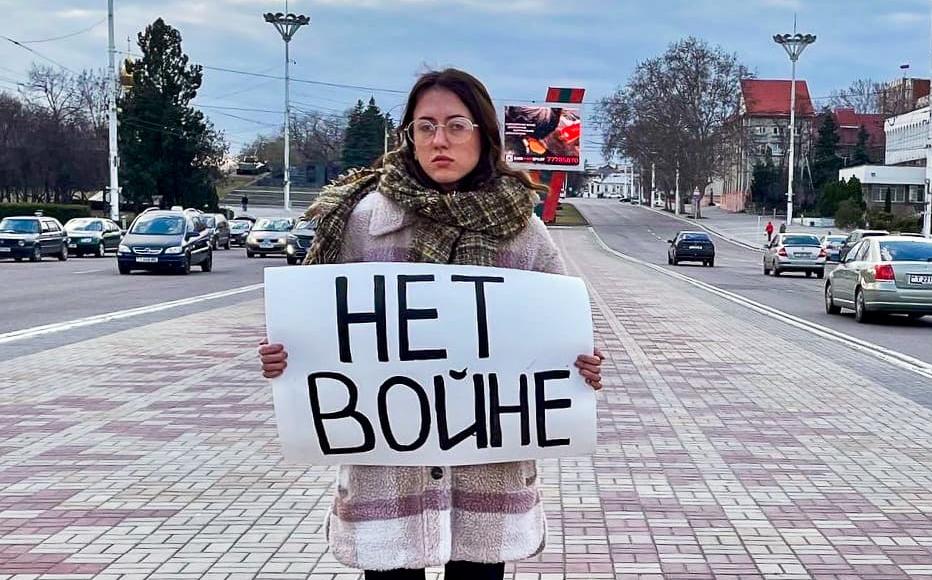A woman stands in the centre of Tiraspol, holding a No War sign. Public opinion about the war remains divided: there are between 100,000 and 120,000 Ukrainians living in the region, but ties with Russia are strong. A woman stands in the centre of Tiraspol, holding a No War sign. Public opinion about the war remains divided: there are between 100,000 and 120,000 Ukrainians living in the region, but ties with Russia are strong.