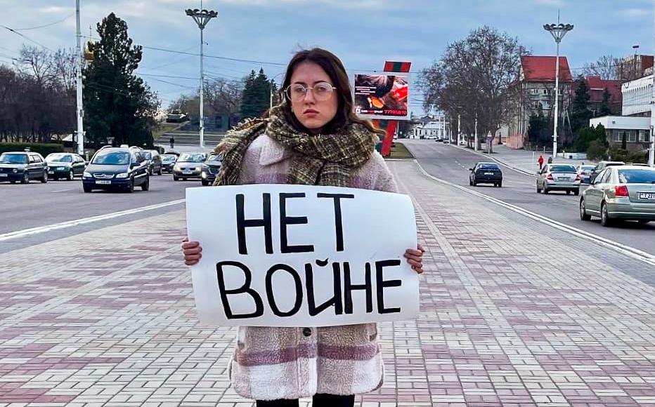 A woman stands in the centre of Tiraspol, holding a No War sign. Public opinion about the war remains divided: there are between 100,000 and 120,000 Ukrainians living in the region, but ties with Russia are strong.