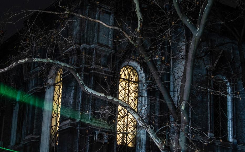 Dim light in the Brod synagogue in Odesa. In Soviet times, the synagogue was closed and the building was handed over to the regional archive. While it has been recognised as a monument, the archive remains in the premises: the Jewish community has tried to get the building back to its sacred purpose but no decision has been taken.