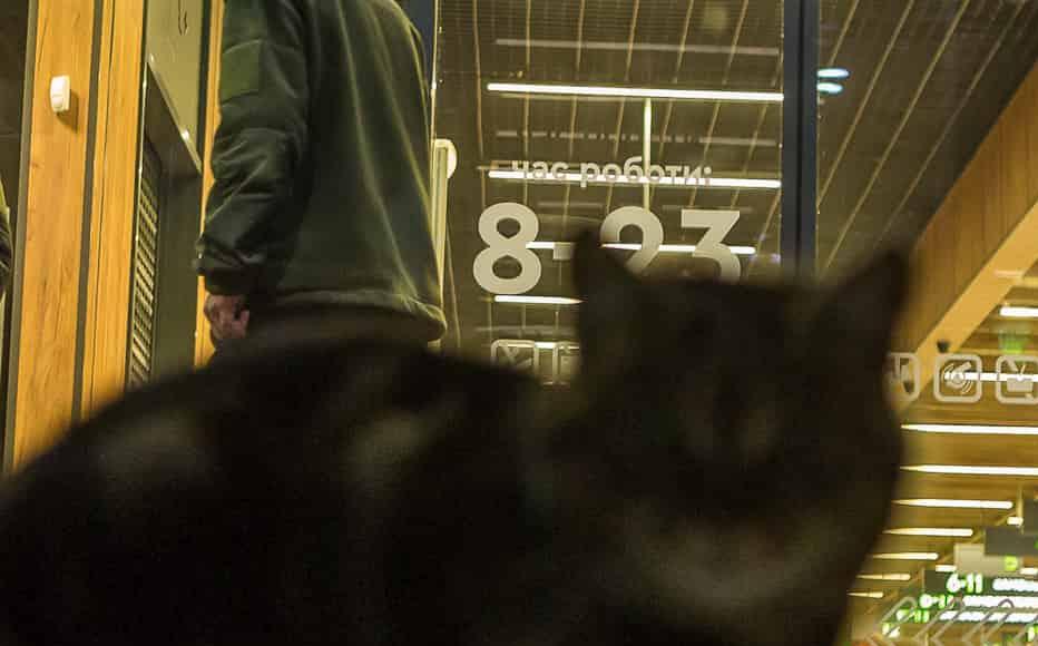 Staff in a supermarket in Bucha send customers away as it now operates with reduced working hours. (February 24, 2022) Staff in a supermarket in Bucha send customers away as it now operates with reduced working hours. (February 24, 2022)