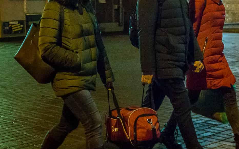 People with travel bags rushing to a shelter in the centre of Kyiv. (February 24, 2022)