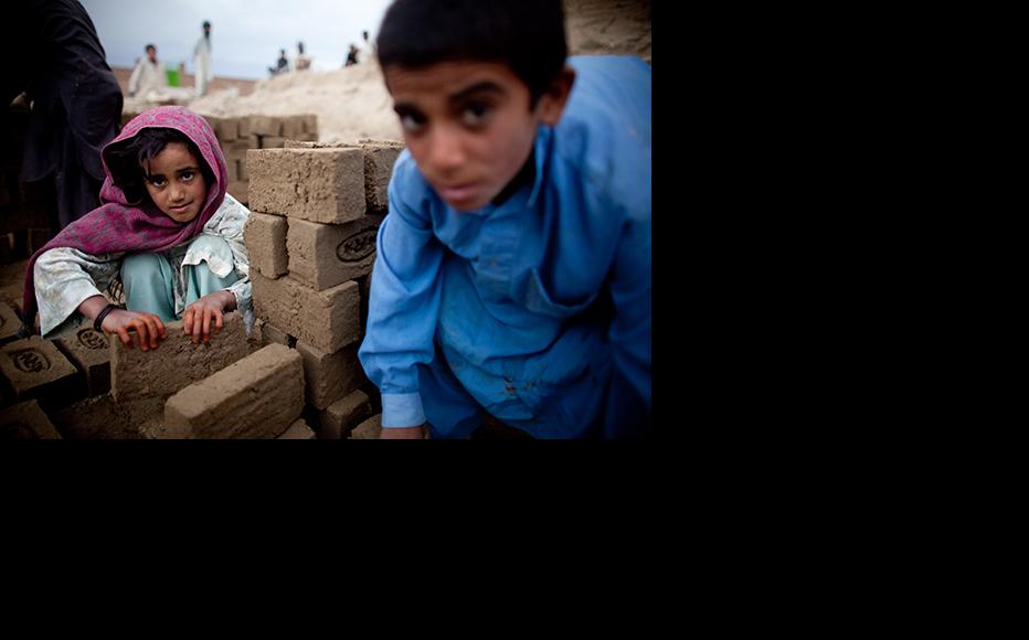 Afghan children sorting bricks at a brick factory in Kabul. (Photo: Majid Saeedi/Getty Images)