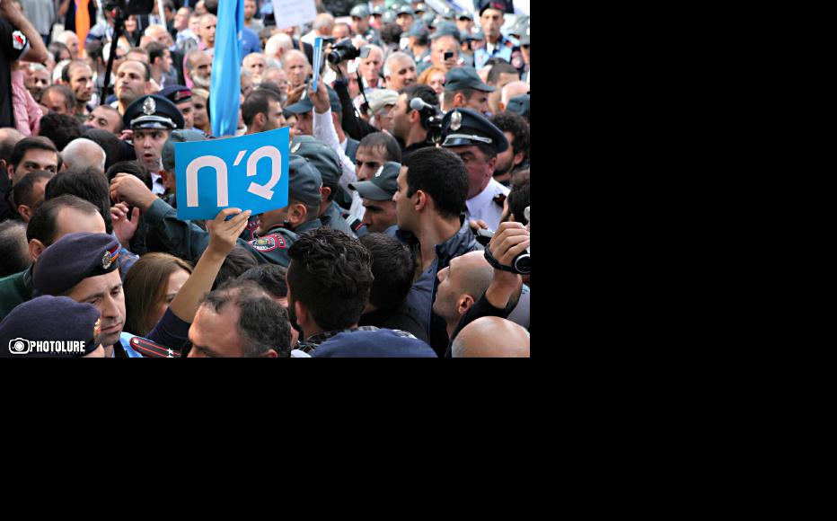 Demonstrators outside Armenia's parliament on October 5 as the constitutional reform bill was debated. (Photo: Photolure agency)