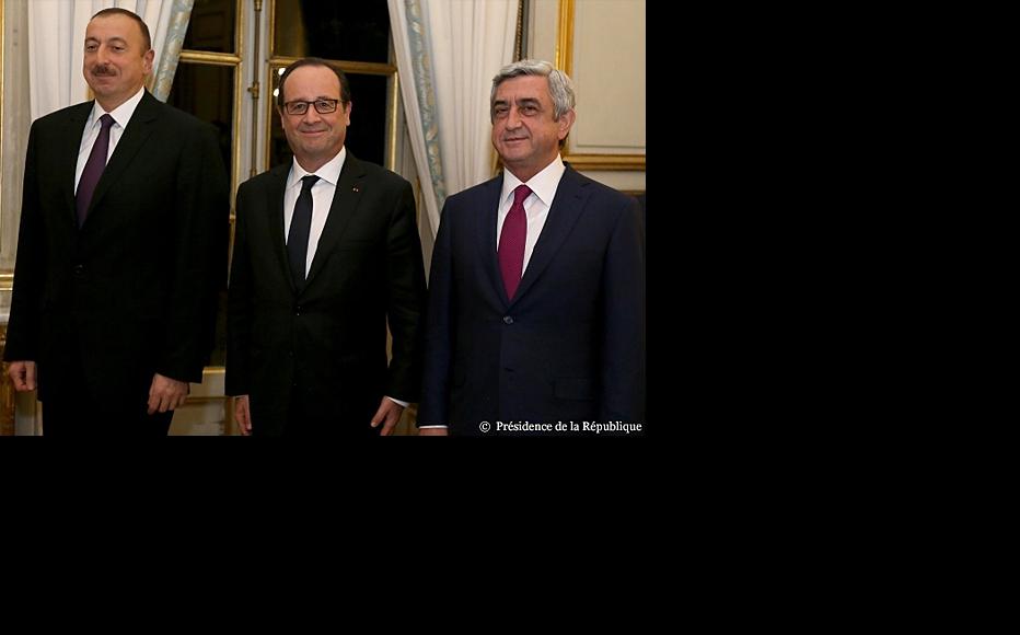 French president Francois Hollande with Ilham Aliyev of Azerbaijan (left) and Serzh Sargsyan of Armenia (right). (Photo: French president’s office)