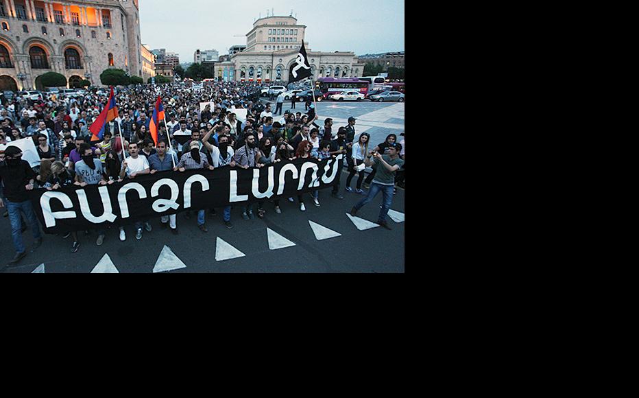 Demonstration in Yerevan against proposed electricity price hike. May 27, 2015. (Photo: Photolur agency)