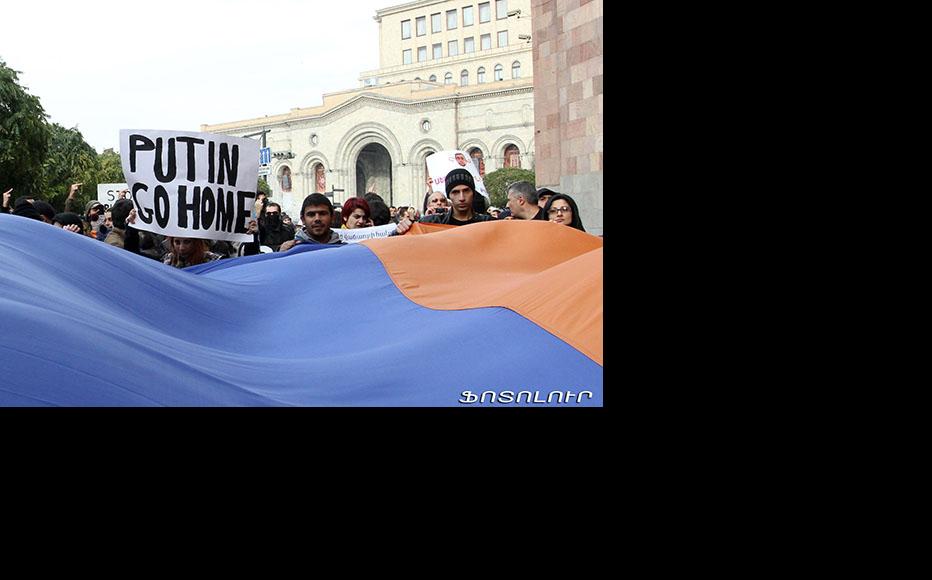 Demonstrations against President Putin's visit to Armenia, December 2, 2013. (Photo: Photolure agency)