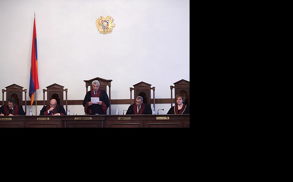 Gagik Harutyunyan, head of Armenia's Constitutional Court announces the ruling on the pension law, April 2, 2014. (Photo: Photolure agency)